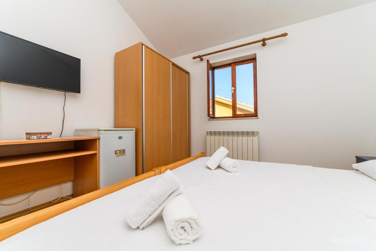 Sobe I Apartman Mareta Miholascica Екстер'єр фото